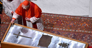 Tiba di Roma, Peti Paus Fransiskus Dimakamkan Tertutup!