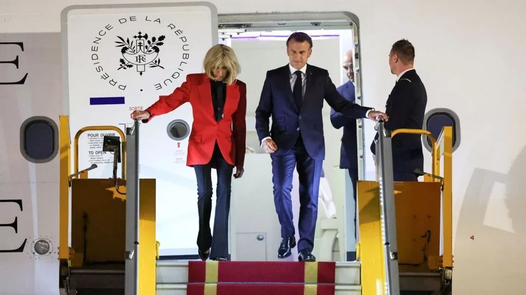 Momen Ditoyor Istri, Macron Santai Itu Cuma Candaan!