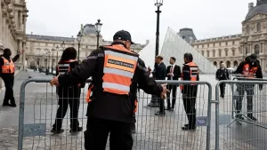 Prancis Tangkap 2 Tersangka baru Pencurian di Louvre 2 Prancis Tangkap 2 Tersangka baru Pencurian di Louvre